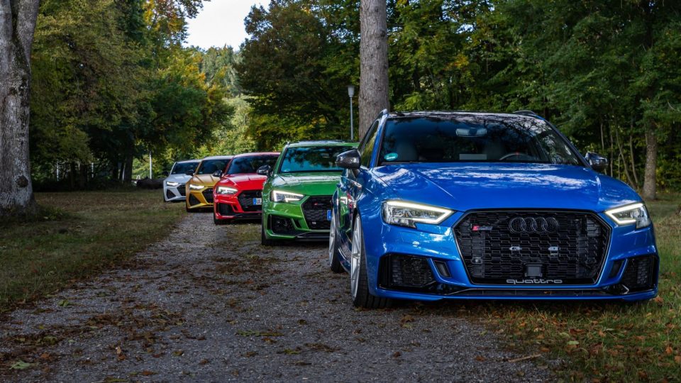 Audi RS3 bleue en forêt